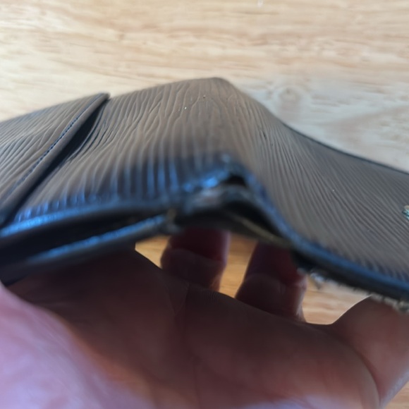 Louis Vuitton EPI SNAP WALLET - Picture 10 of 14